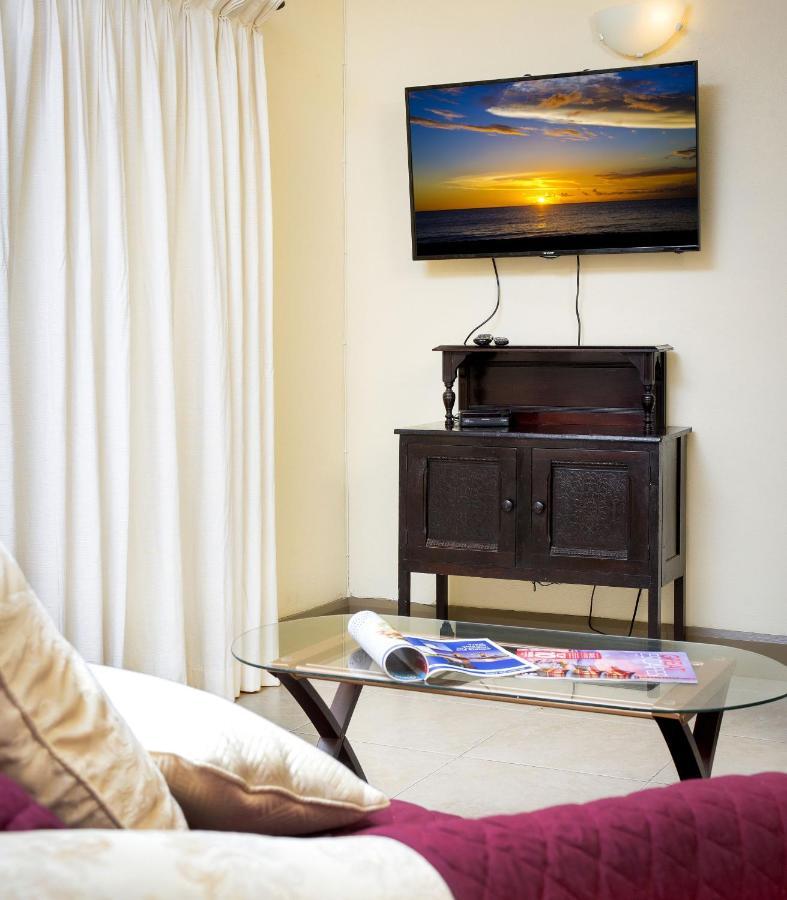 Ground Floor Apartment Located In Hometown, 5 Min Walk To The Beach Saint James Dış mekan fotoğraf